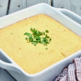 Supereenvoudige karnemelk-sjalot-maïsbroodbraadpan